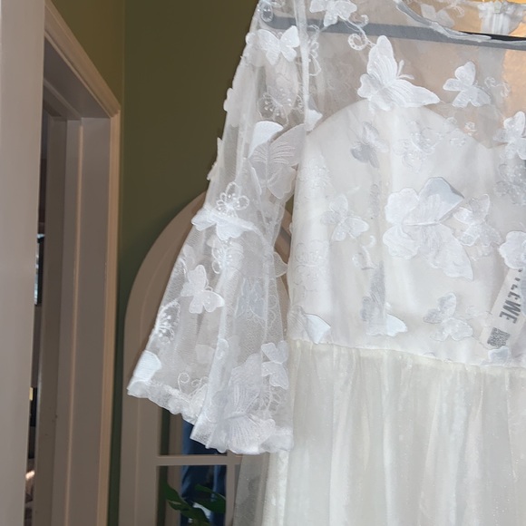 Jianshan maxi dress. White Tulle and Lace with 3D butterfly lace detail. Size 8 - Picture 6 of 9